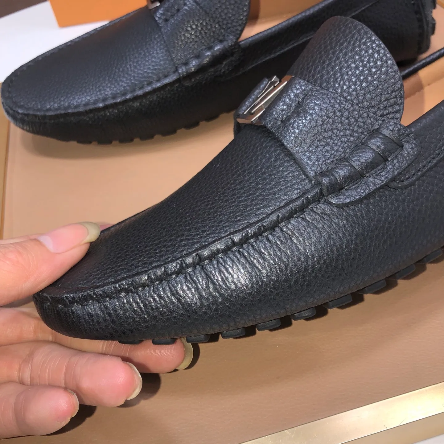 Men's men's shoes 💰420💰 [LV Doudou shoes] (water-dyed cowhide lining) new model is on the market, available on the official website. The new Doudou shoes are processed into single-color materials, and the uppers are made of imported cowhide material. The body of the shoe is fully hemmed with mark thread, and is lined with imported original cowhide leather. The elegant shoe shape is super suitable for all-matching, and the size is 38-44.